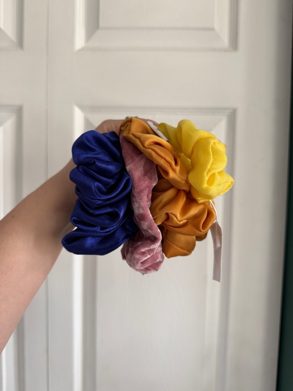 ✨FREE WITH PURCHASE✨
4 Hair Scrunchies